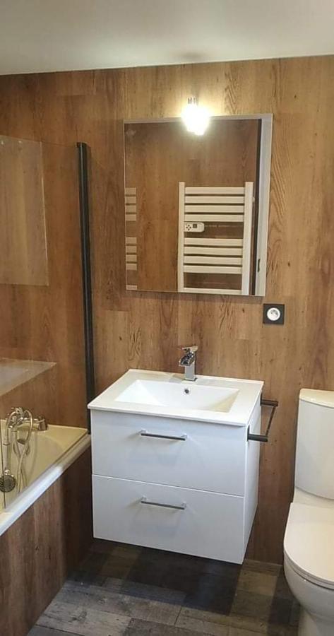 Sejour Au Jardin De Cupidon Avec Jacuzzi Et Sauna Balbigny Exterior photo