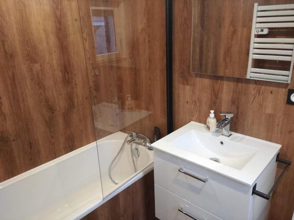 Sejour Au Jardin De Cupidon Avec Jacuzzi Et Sauna Balbigny Exterior photo