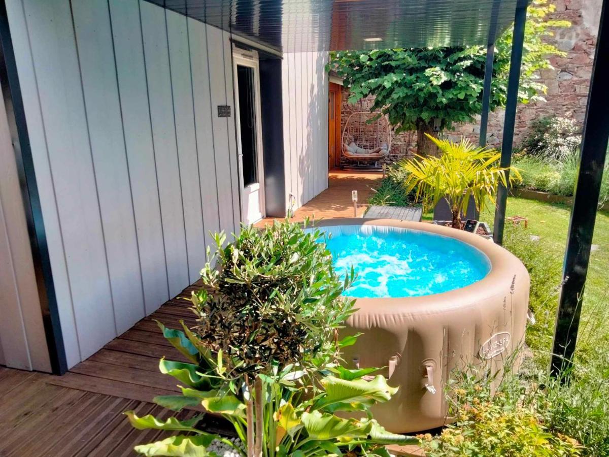 Sejour Au Jardin De Cupidon Avec Jacuzzi Et Sauna Balbigny Exterior photo